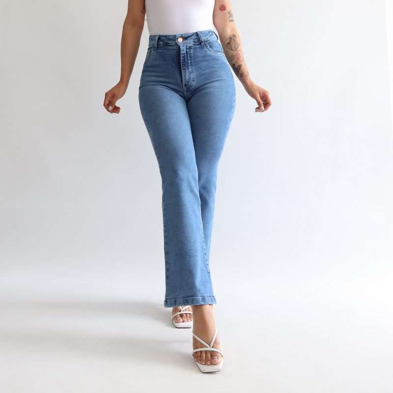 Mini bootcut jeans clasico azul claro.