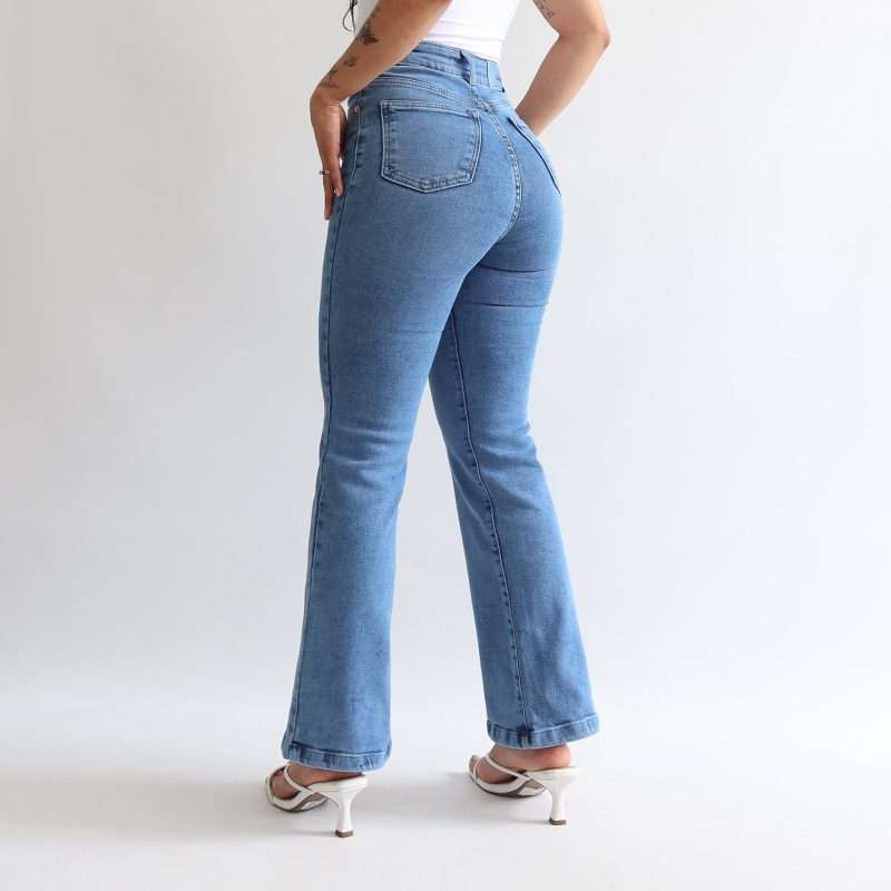 Mini bootcut jeans clasico azul claro.