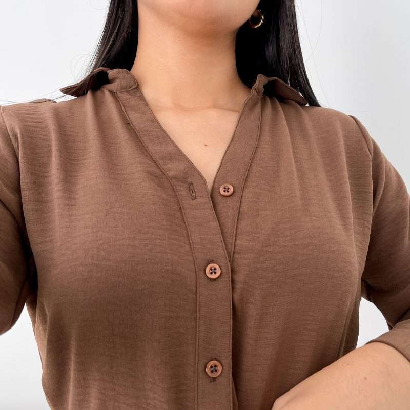 Camisa classic fit café - Imagen 3