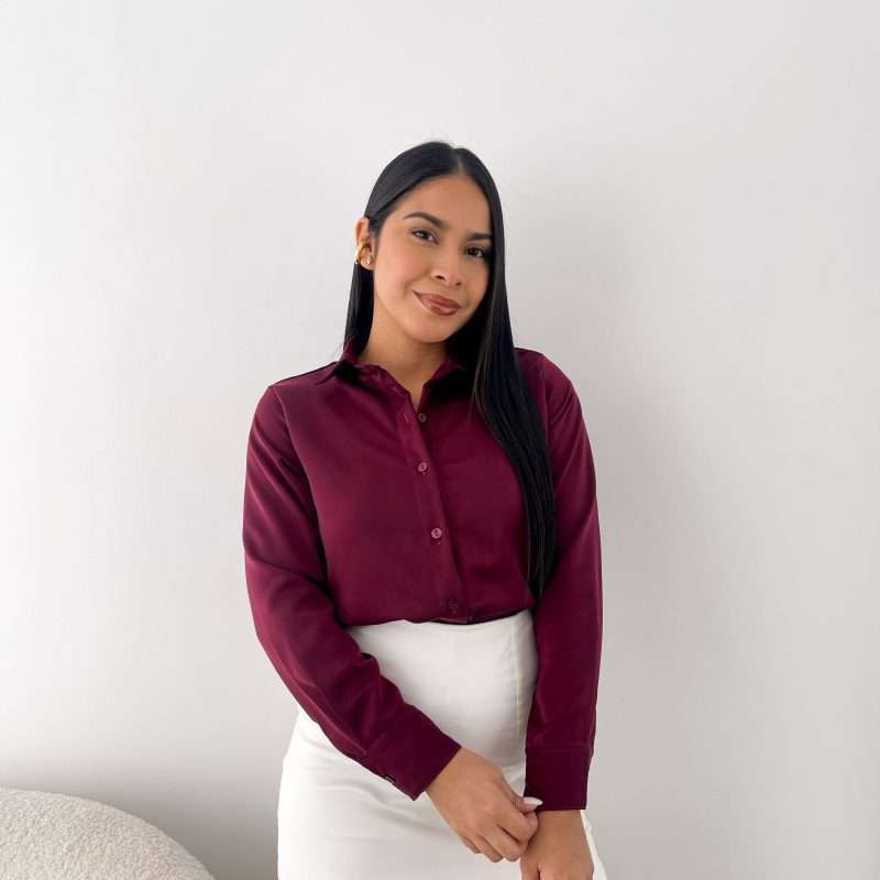 Camisa classic fit satinada vino