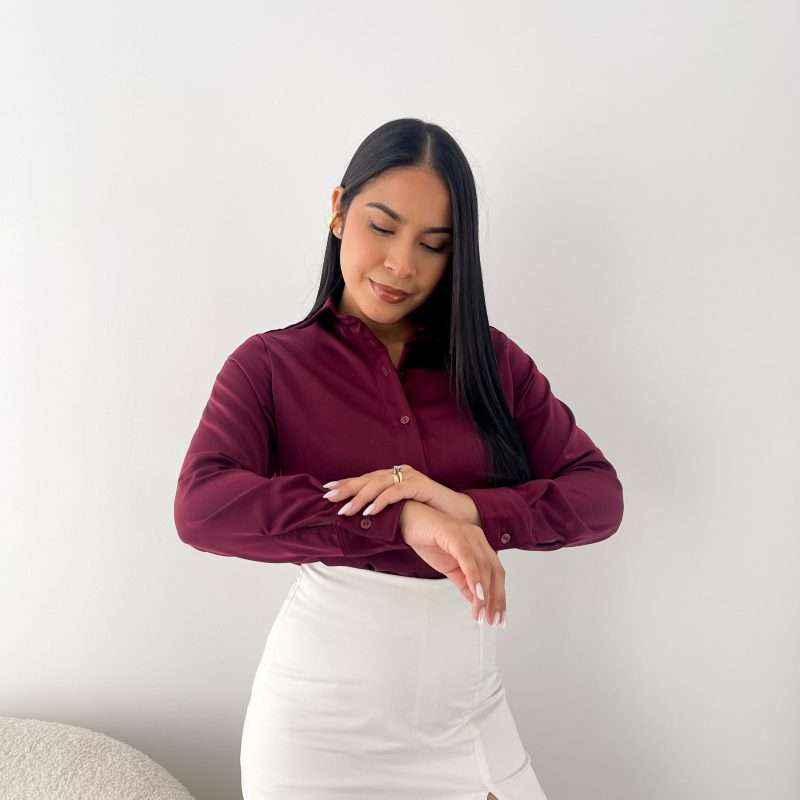 Camisa classic fit satinada vino - Imagen 3